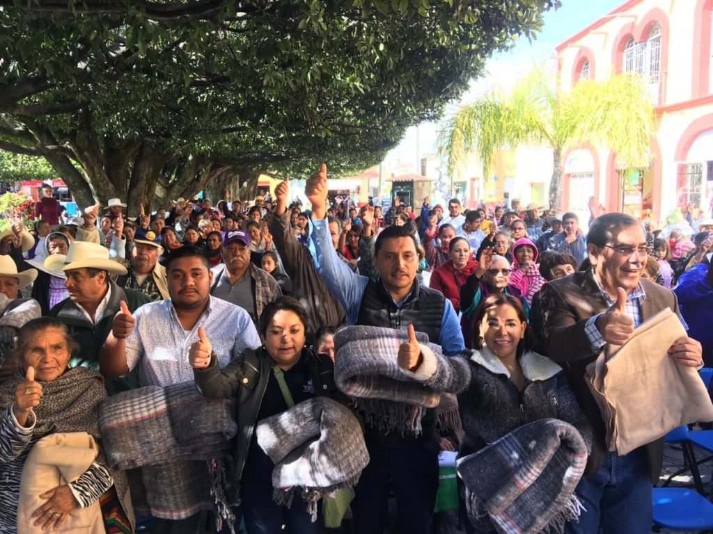 DIPUTADOS Y PRESIDENTE REALIZAN LA ENTREGA DE  1,200 COBIJAS PARA ESTA TEMPORADA INVERNAL