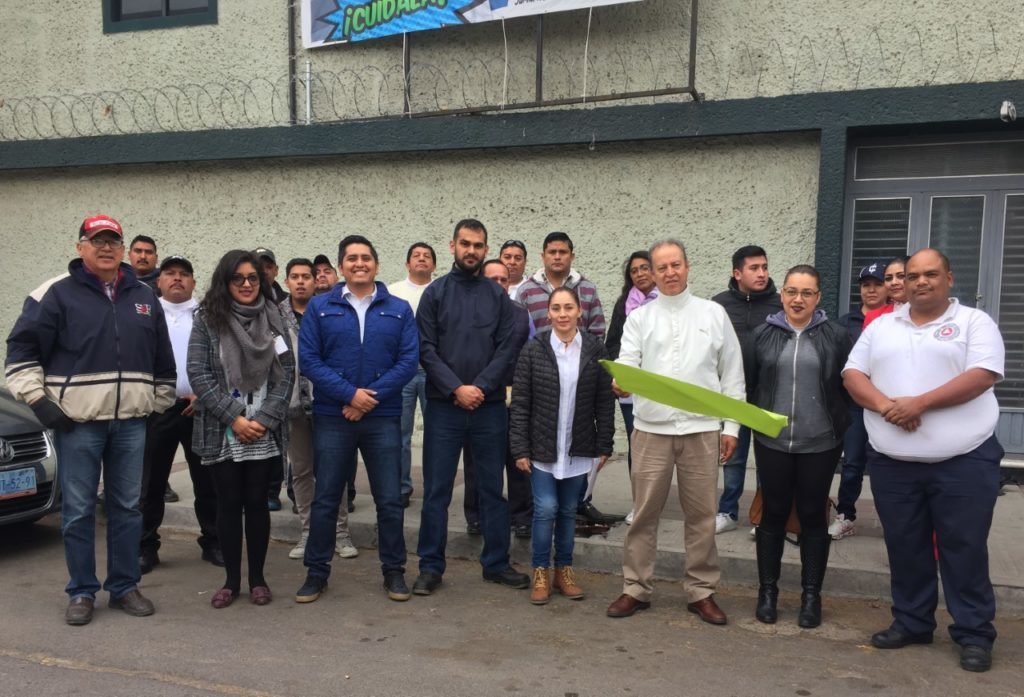  Con el objetivo de mantener el municipio limpio y que la ciudadanía haga conciencia de mantener limpio el frente de su casa, así como evitar dejar sus bolsas de basura en la vía publica horas antes de que pase el camión recolector, la Jefatura de Ecología en conjunto con Salud y Servicios Municipales dieron arranque al programa “Limpiemos Cortazar”